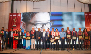 कोभिड महामारीमा अग्रपंक्तिमा रहेर काम गर्ने स्वास्थ्यकर्मीलाई स्वास्थ्यखबर 'युनाइटेड इमेजिङ हेल्थ अवार्ड' प्रदान